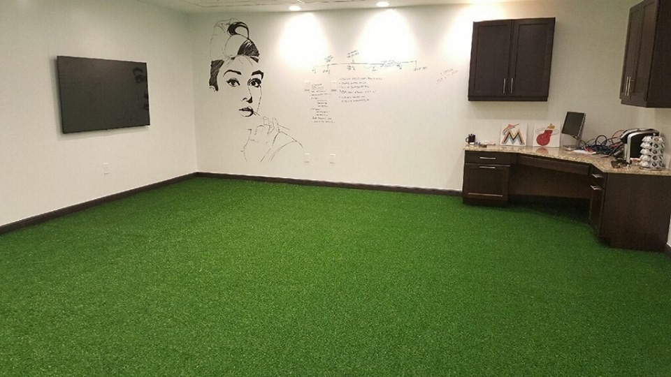 Mittelgroßes Modernes Arbeitszimmer ohne Kamin mit Arbeitsplatz, weißer Wandfarbe, Einbau-Schreibtisch und grünem Boden in Tampa