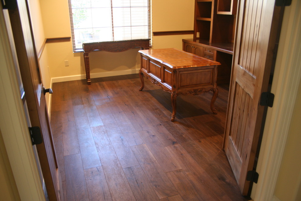 Foto på ett mellanstort vintage arbetsrum, med beige väggar, mörkt trägolv och ett fristående skrivbord