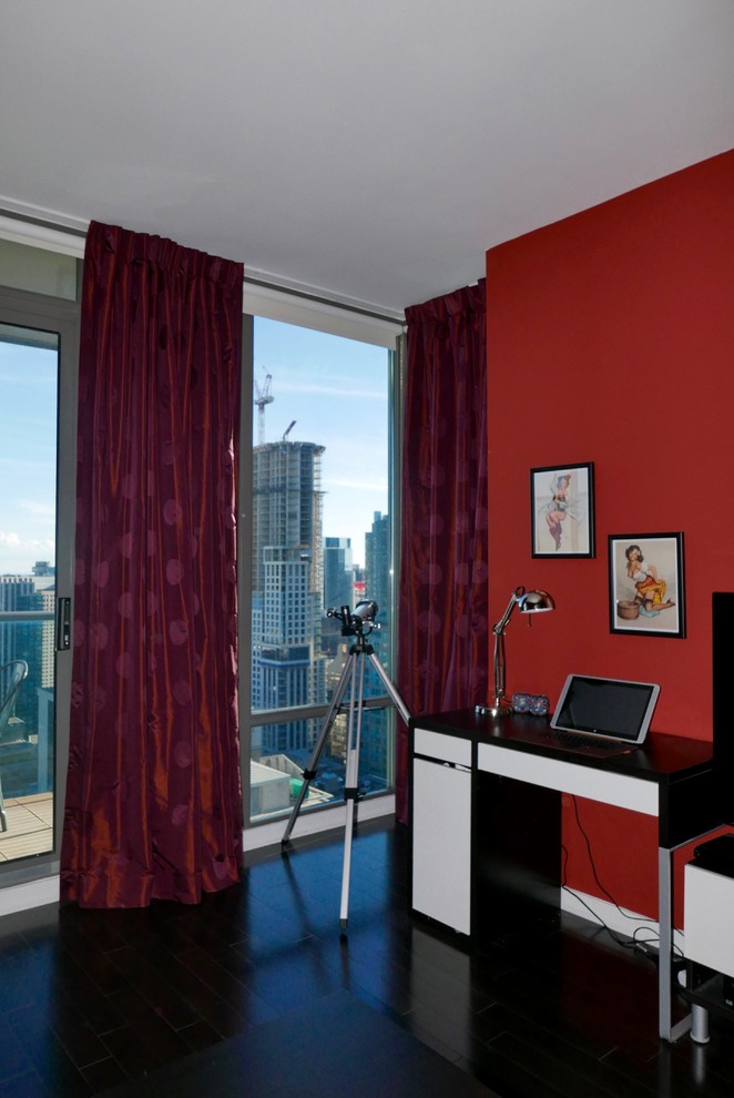 Esempio di un ufficio tradizionale di medie dimensioni con pareti rosse, parquet scuro, nessun camino, scrivania autoportante e pavimento nero