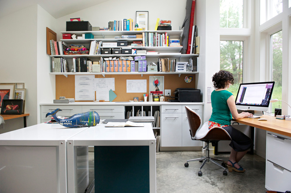 Inspiration pour un grand bureau design de type studio avec un mur blanc, sol en béton ciré, un bureau indépendant et un sol gris.