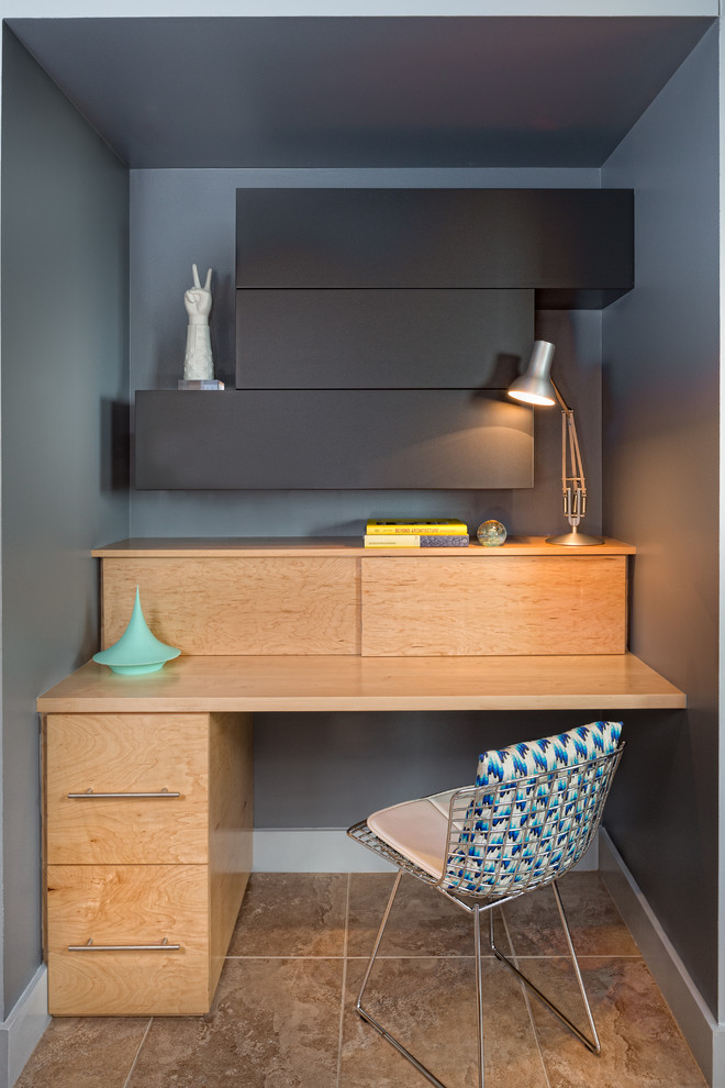 Diseño de despacho moderno pequeño con paredes grises, suelo de baldosas de porcelana y escritorio empotrado