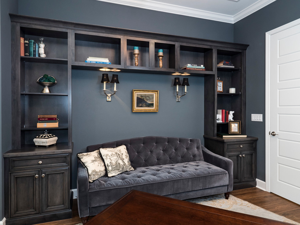 Cette photo montre un bureau chic de taille moyenne avec un mur bleu, un sol en bois brun, aucune cheminée et un bureau indépendant.