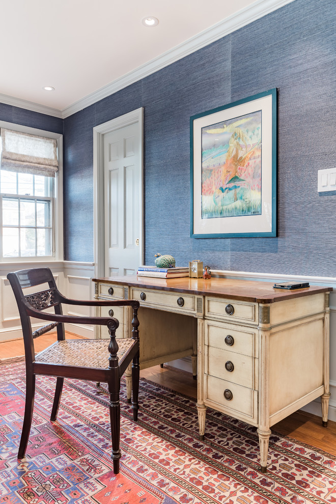 Mittelgroßes Klassisches Arbeitszimmer mit Arbeitsplatz, blauer Wandfarbe, braunem Holzboden und freistehendem Schreibtisch in Washington, D.C.