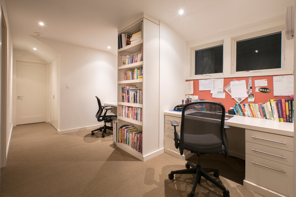 Esempio di un ufficio design di medie dimensioni con moquette, scrivania incassata e pareti bianche