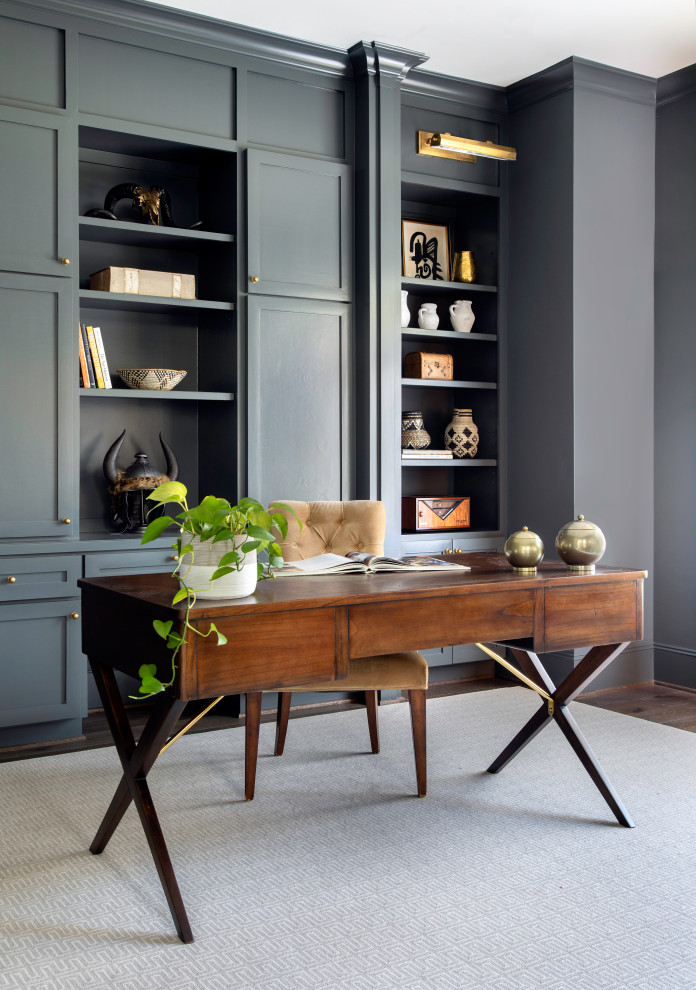 Foto de despacho tradicional renovado grande con paredes grises, suelo de madera en tonos medios, escritorio independiente y suelo marrón