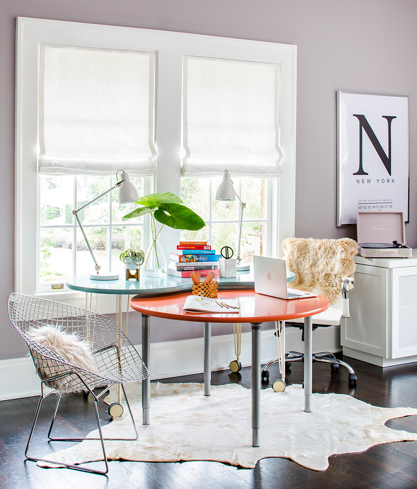 На фото: кабинет в стиле неоклассика (современная классика) с фиолетовыми стенами, темным паркетным полом, отдельно стоящим рабочим столом и коричневым полом