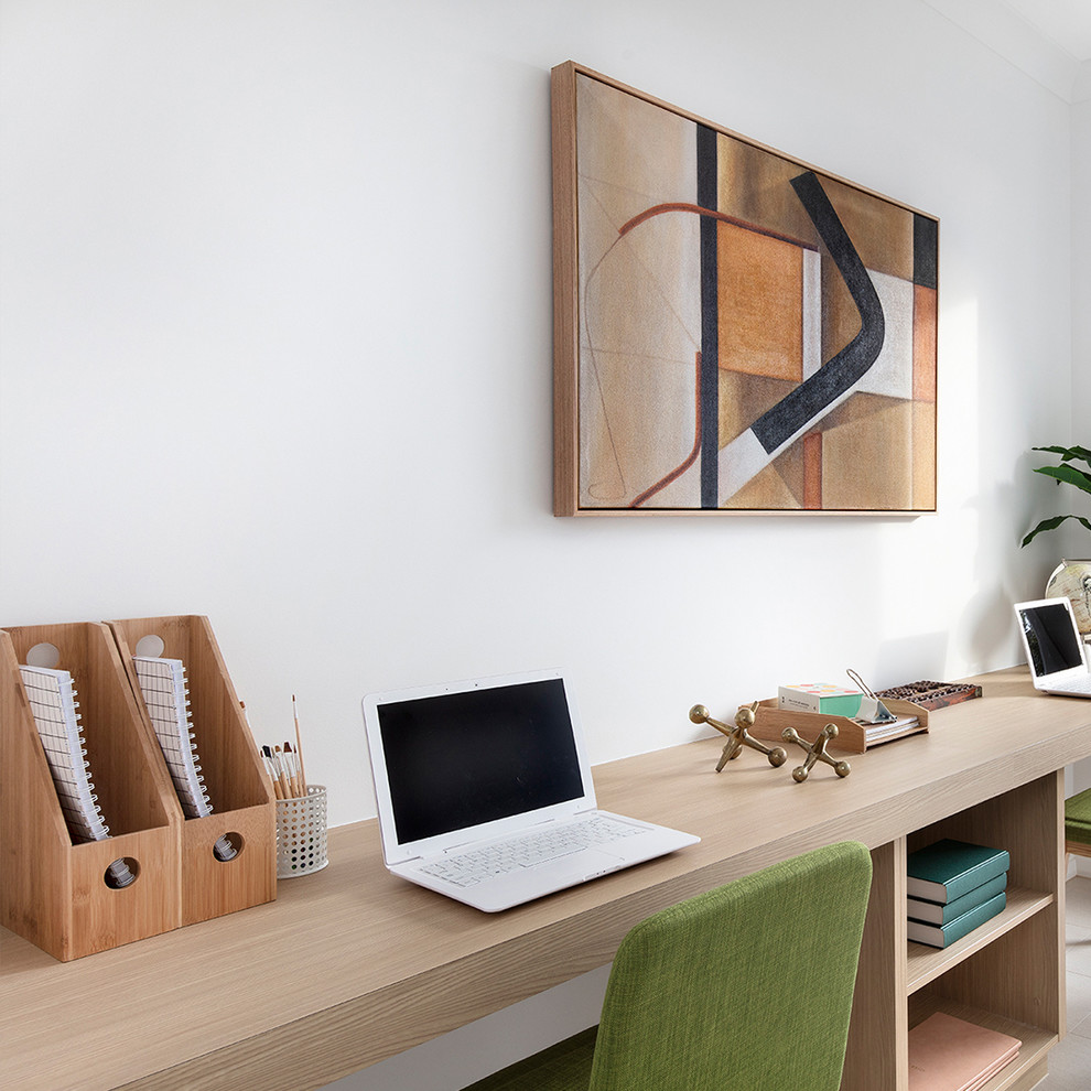 Mittelgroßes Mid-Century Arbeitszimmer mit Arbeitsplatz, weißer Wandfarbe, Keramikboden, Einbau-Schreibtisch und beigem Boden in Canberra - Queanbeyan