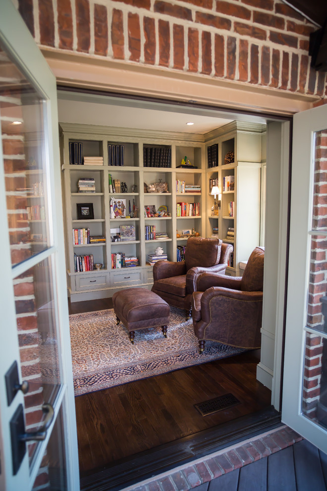 Mittelgroßes Klassisches Lesezimmer mit grüner Wandfarbe, dunklem Holzboden und braunem Boden in Washington, D.C.
