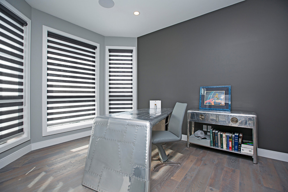 Esempio di un ufficio moderno di medie dimensioni con pareti grigie, pavimento in legno massello medio, scrivania autoportante e pavimento grigio