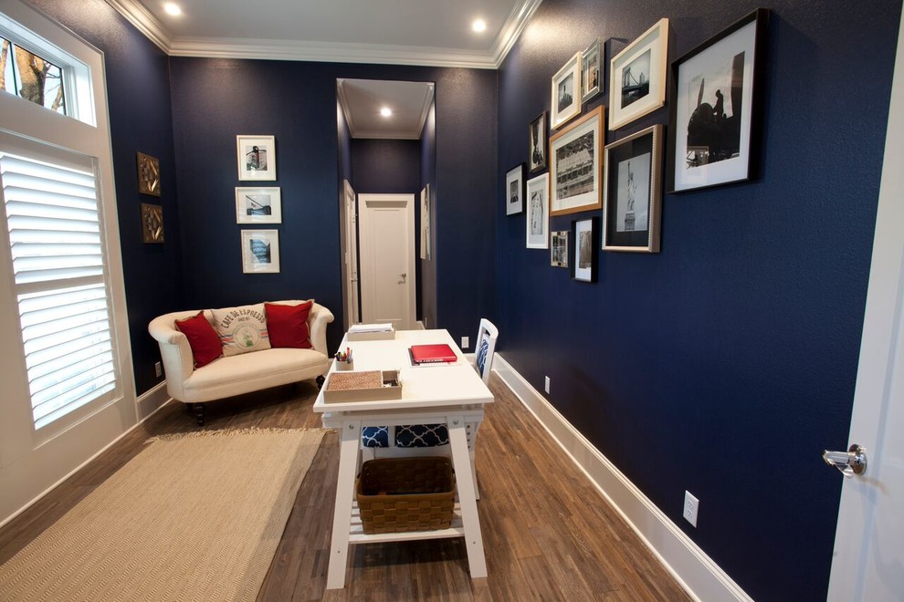 Cette photo montre un bureau éclectique de taille moyenne avec un mur bleu, un sol en bois brun et un bureau indépendant.