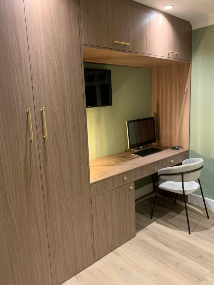 Kleines Modernes Lesezimmer mit grüner Wandfarbe, Laminat und Einbau-Schreibtisch in Hertfordshire