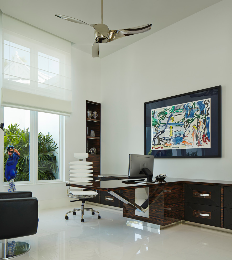 マイアミにあるコンテンポラリースタイルのおしゃれなホームオフィス・書斎 (白い壁、造り付け机、白い床) の写真