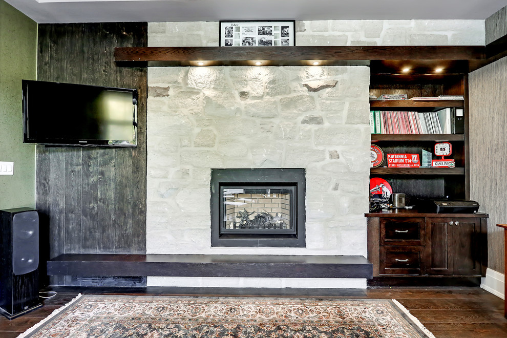 トロントにある中くらいなトランジショナルスタイルのおしゃれな書斎 (グレーの壁、濃色無垢フローリング、標準型暖炉、石材の暖炉まわり、自立型机、茶色い床) の写真