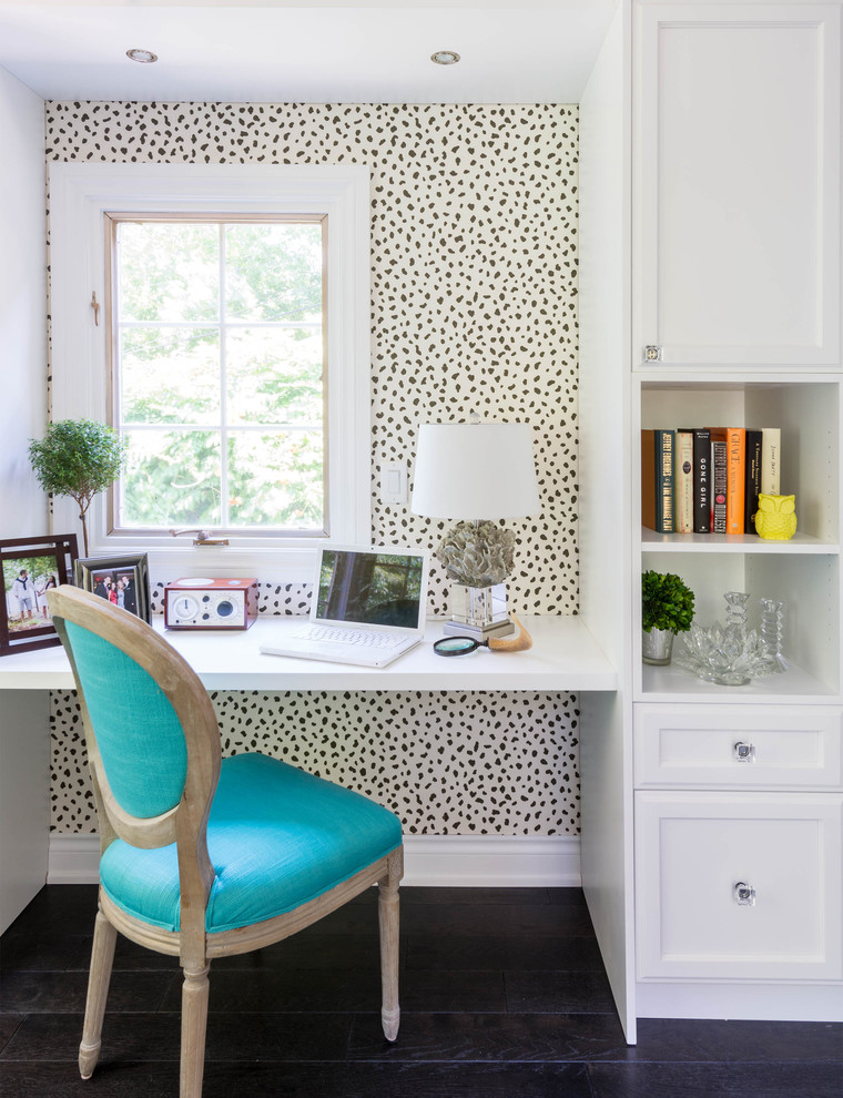 Exemple d'un petit bureau tendance avec parquet foncé, un bureau intégré, un mur multicolore, aucune cheminée et un sol marron.