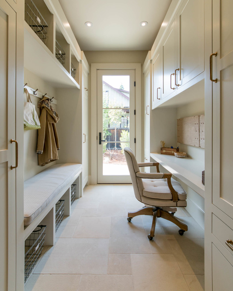 Immagine di uno studio tradizionale di medie dimensioni con pareti beige, scrivania incassata, pavimento in gres porcellanato, nessun camino e pavimento beige