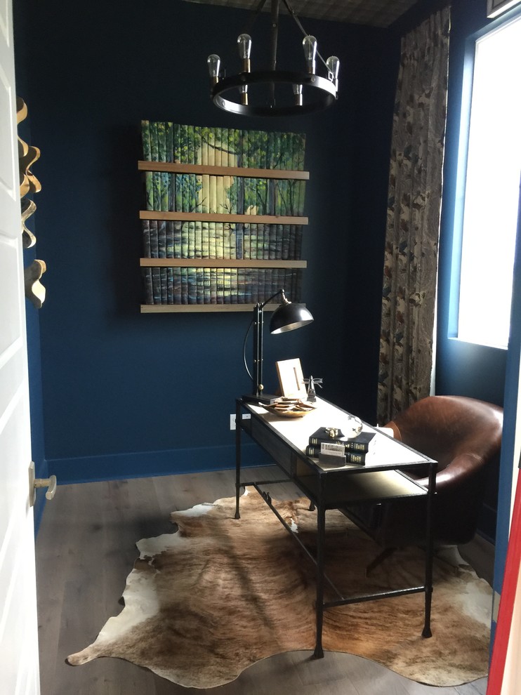 Idee per un piccolo ufficio rustico con pareti blu, parquet chiaro, nessun camino, scrivania autoportante e pavimento beige