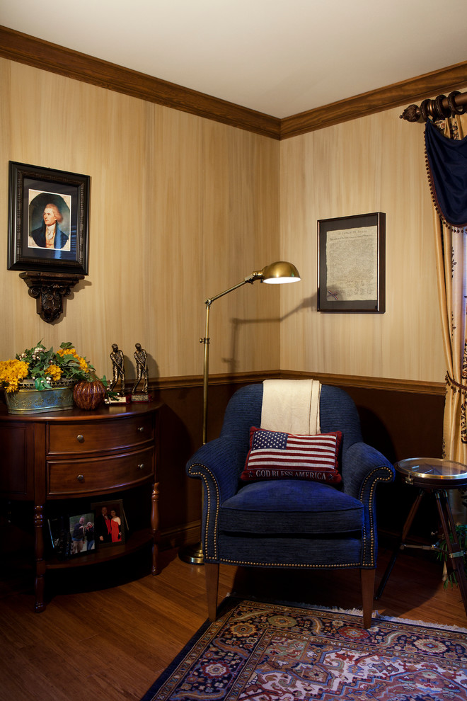 Foto di uno studio classico di medie dimensioni con pareti marroni, pavimento in legno massello medio e scrivania autoportante