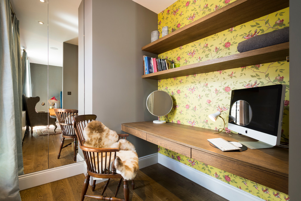 Idee per un ufficio chic con pareti multicolore, pavimento in legno massello medio e scrivania incassata