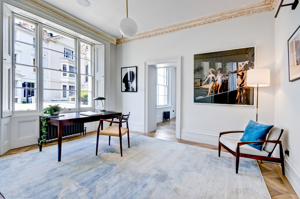 Ispirazione per un ufficio vittoriano di medie dimensioni con pareti bianche, parquet chiaro, scrivania autoportante e pavimento marrone