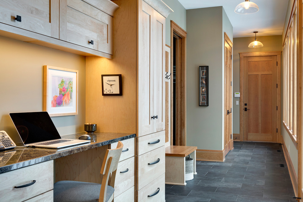 Cette image montre un grand bureau traditionnel avec un mur gris, un bureau intégré, un sol en carrelage de céramique et aucune cheminée.