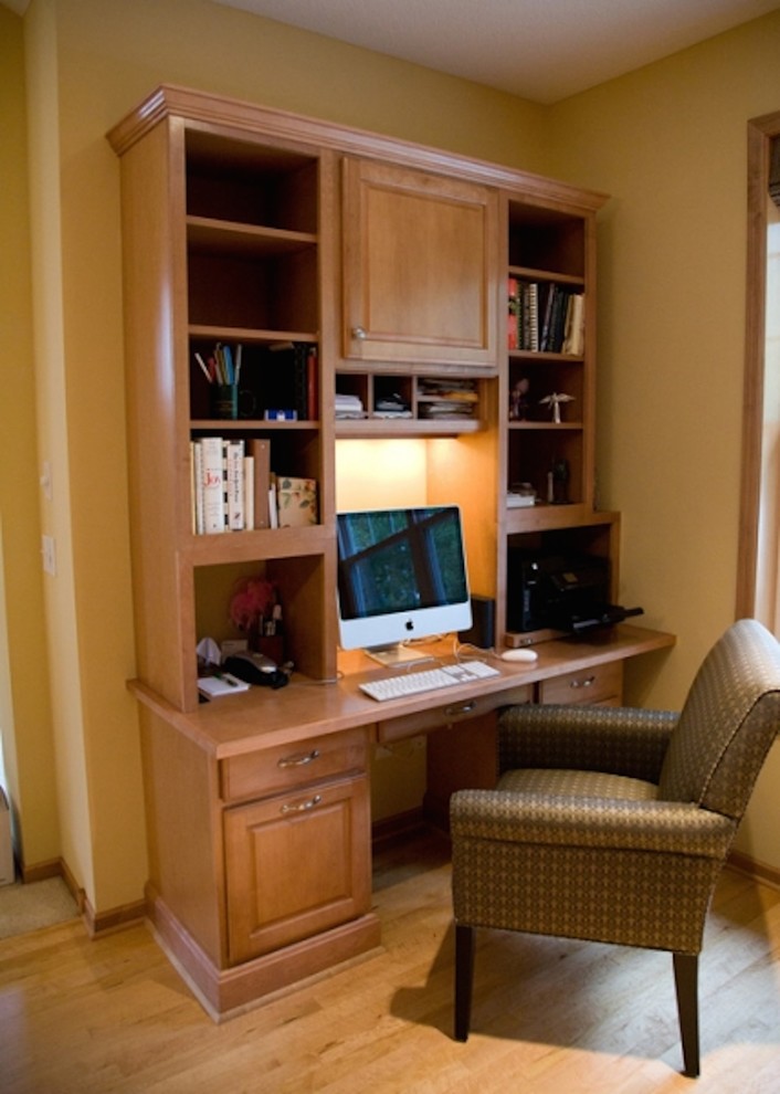 Idéer för ett litet arbetsrum, med gula väggar, ljust trägolv och ett inbyggt skrivbord