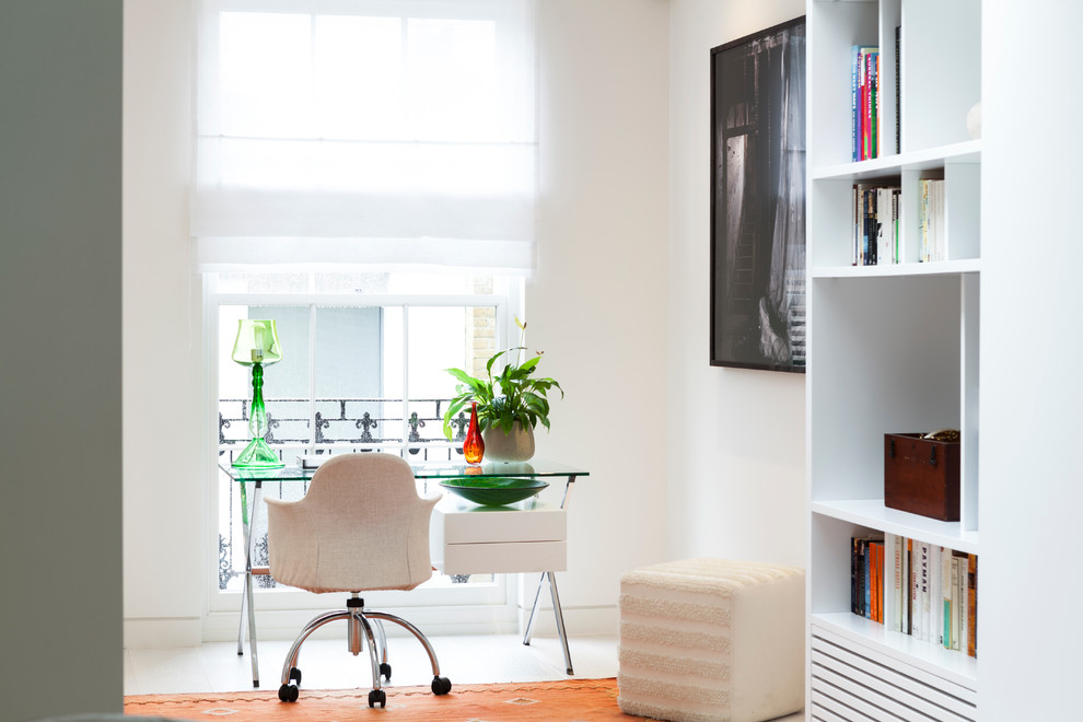 Mittelgroßes Modernes Arbeitszimmer ohne Kamin mit Arbeitsplatz, weißer Wandfarbe, hellem Holzboden und freistehendem Schreibtisch in London