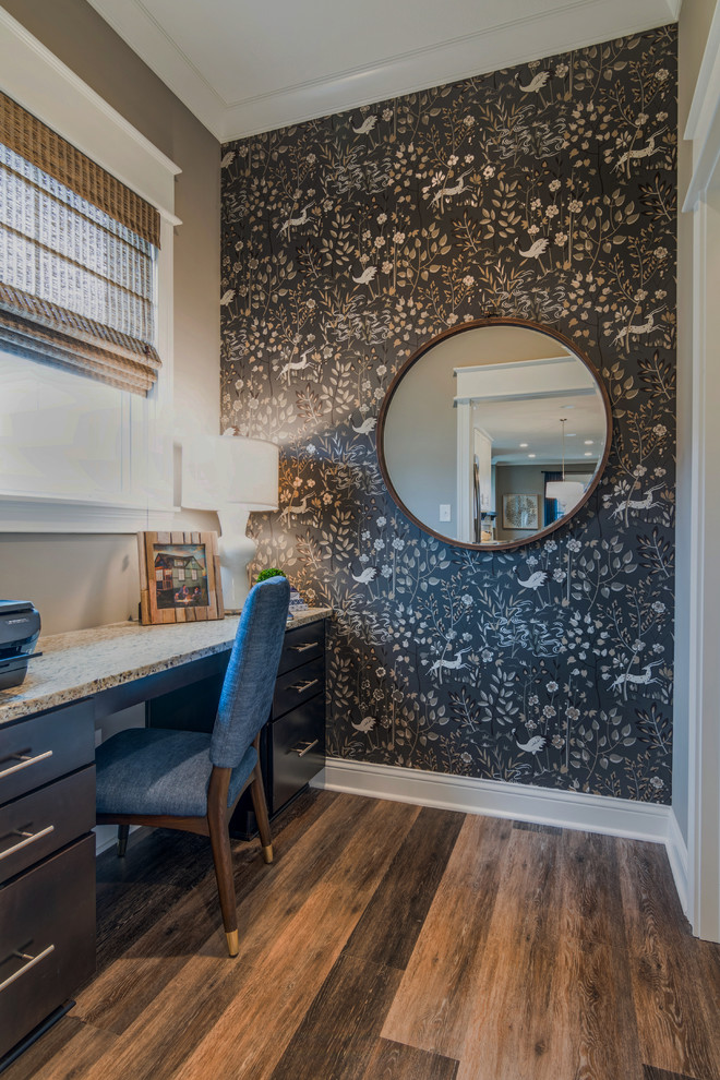 Ejemplo de despacho tradicional renovado de tamaño medio sin chimenea con paredes multicolor, suelo de madera en tonos medios y escritorio empotrado