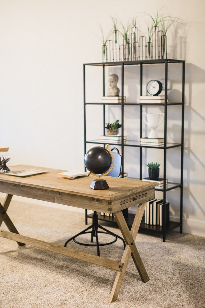 Modelo de despacho minimalista extra grande con paredes blancas, moqueta, escritorio independiente y suelo beige