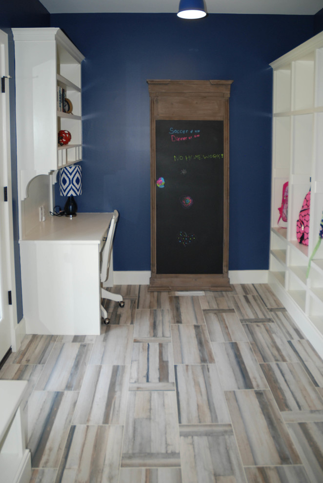 Imagen de despacho tradicional de tamaño medio sin chimenea con paredes azules, suelo de baldosas de porcelana y escritorio empotrado