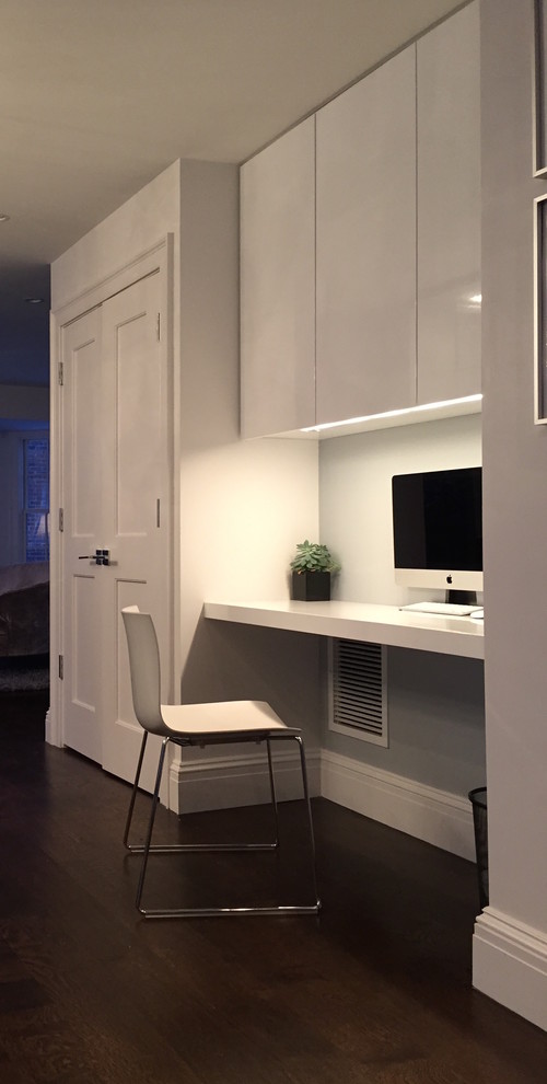Cette image montre un bureau design de taille moyenne avec un mur gris, parquet foncé et un bureau intégré.