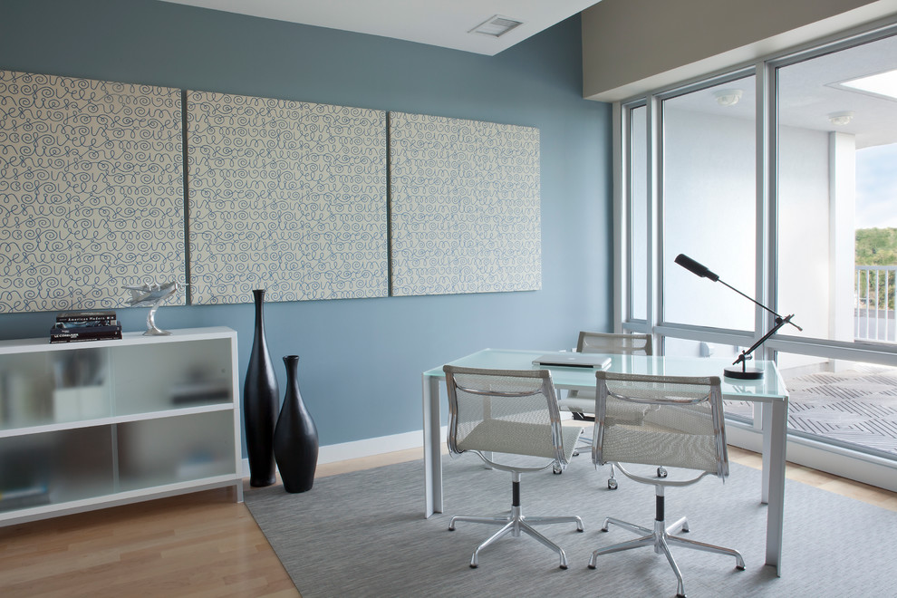 Ispirazione per un grande ufficio minimal con pareti blu, parquet chiaro, nessun camino e scrivania autoportante
