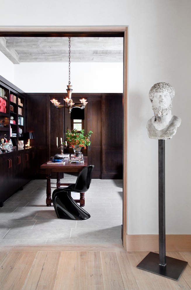 Свежая идея для дизайна: кабинет в средиземноморском стиле с белыми стенами и отдельно стоящим рабочим столом - отличное фото интерьера