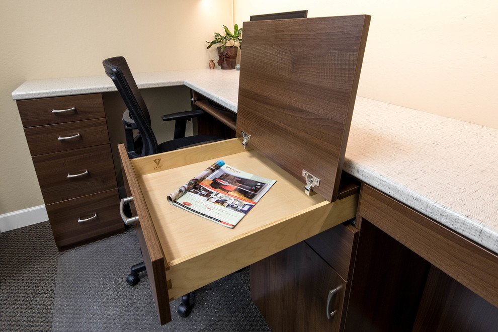 Cette photo montre un bureau tendance de taille moyenne avec un mur beige, moquette, aucune cheminée et un bureau intégré.