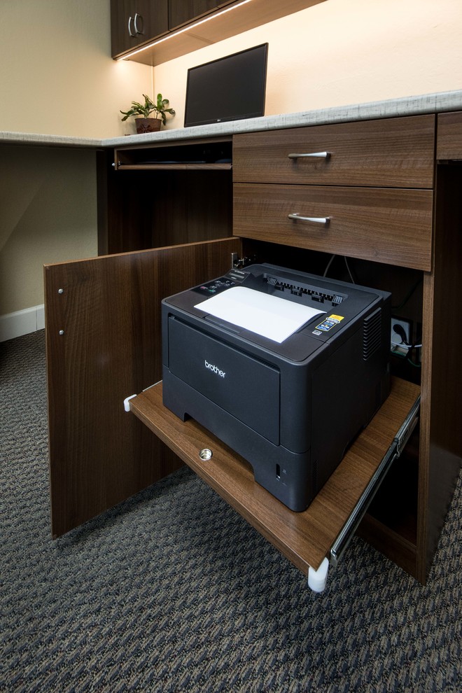 Foto de despacho contemporáneo de tamaño medio sin chimenea con paredes beige, moqueta y escritorio empotrado