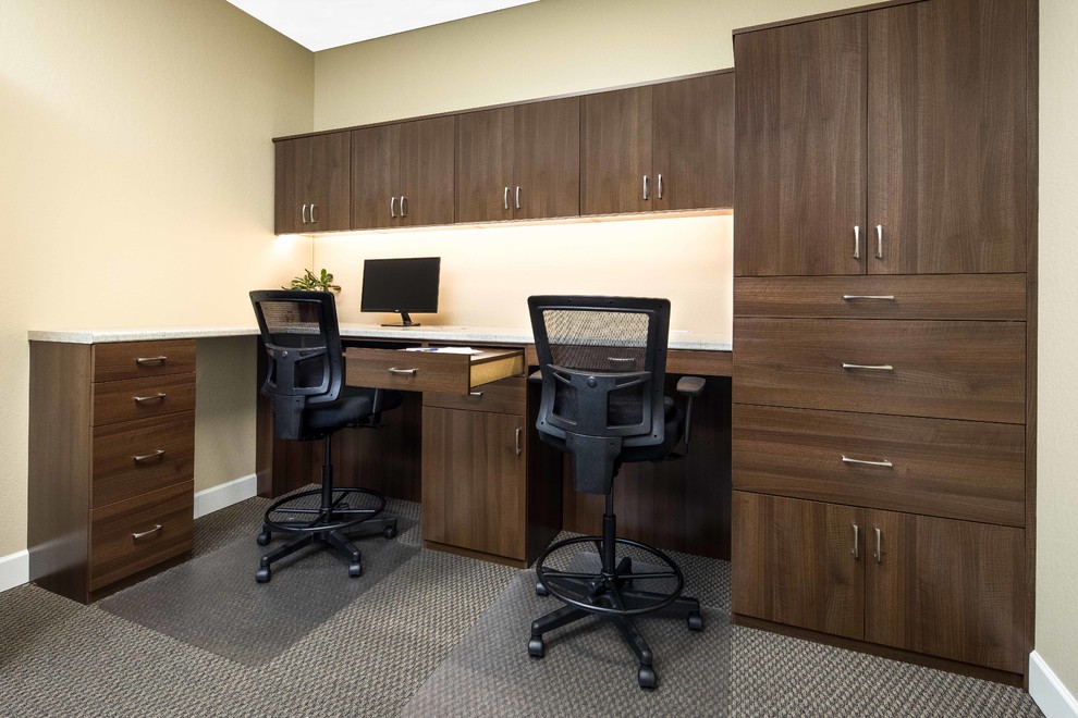 Foto di un ufficio design di medie dimensioni con pareti beige, moquette, nessun camino e scrivania incassata