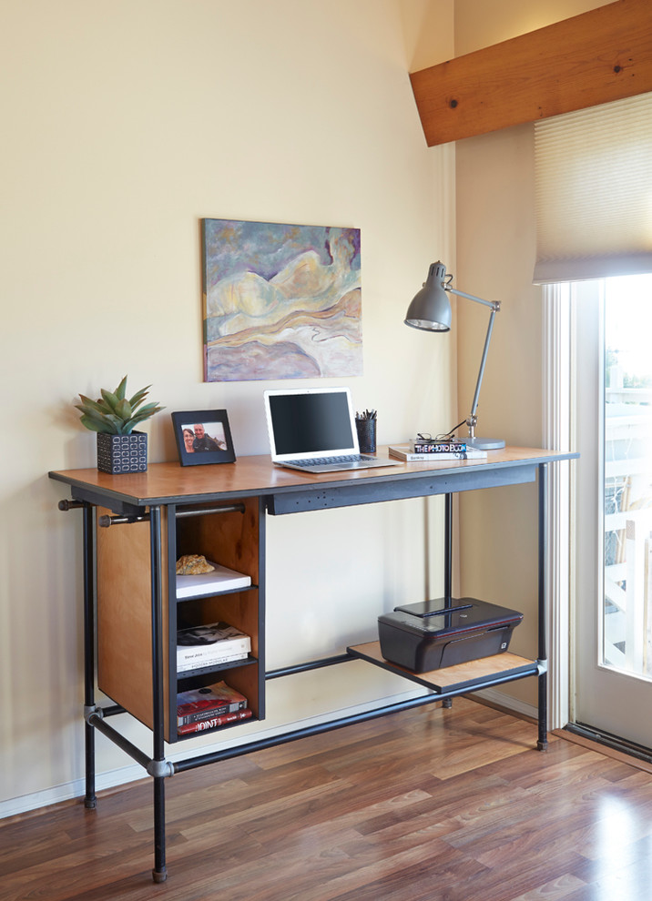 Idéer för att renovera ett mellanstort industriellt hemmastudio, med ett fristående skrivbord