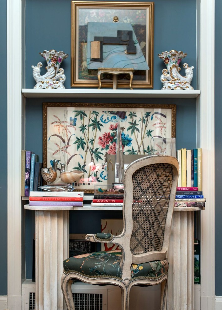 Пример оригинального дизайна: домашняя библиотека в классическом стиле с синими стенами и встроенным рабочим столом