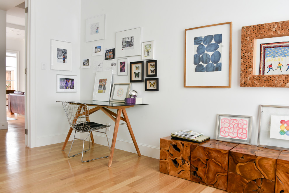 Foto de despacho tradicional renovado con paredes blancas, suelo de madera clara, escritorio independiente y suelo beige