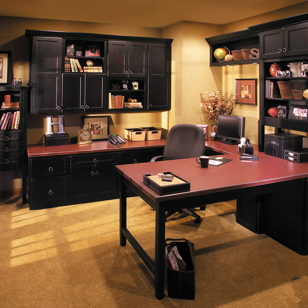 Modelo de despacho clásico renovado grande con paredes amarillas, moqueta, escritorio empotrado y suelo amarillo