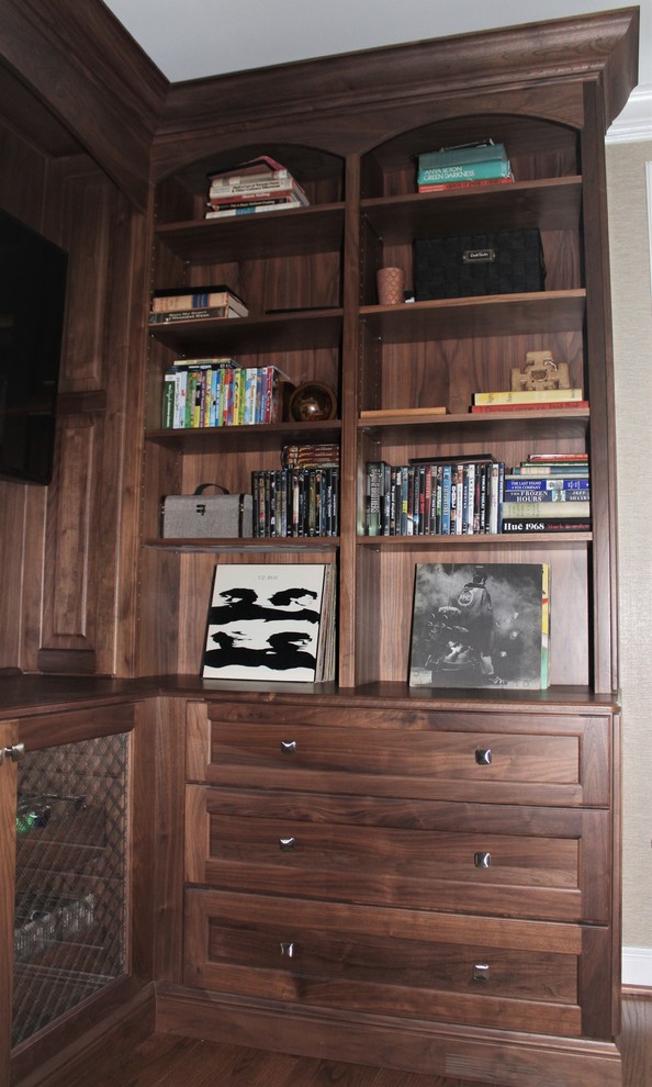 Exemple d'un grand bureau chic avec une bibliothèque ou un coin lecture, un mur beige, un sol en bois brun, un bureau intégré et un sol marron.