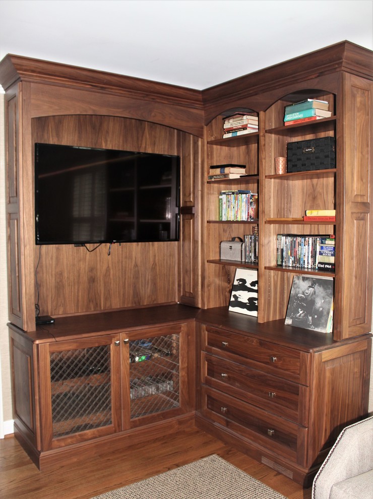Exemple d'un grand bureau chic avec une bibliothèque ou un coin lecture, un mur beige, un sol en bois brun, un bureau intégré et un sol marron.
