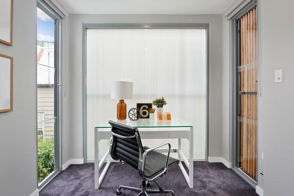 Réalisation d'un petit bureau tradition avec moquette, un bureau indépendant, un mur gris, un sol violet et aucune cheminée.