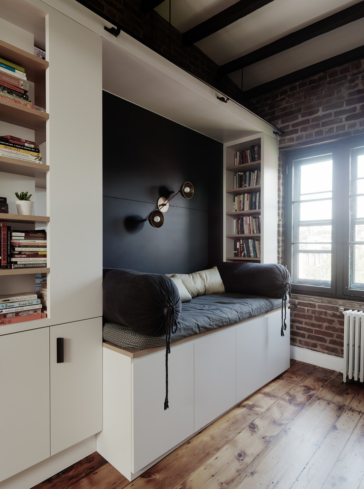 Inspiration för ett mellanstort skandinaviskt arbetsrum, med ett bibliotek, blå väggar och mellanmörkt trägolv