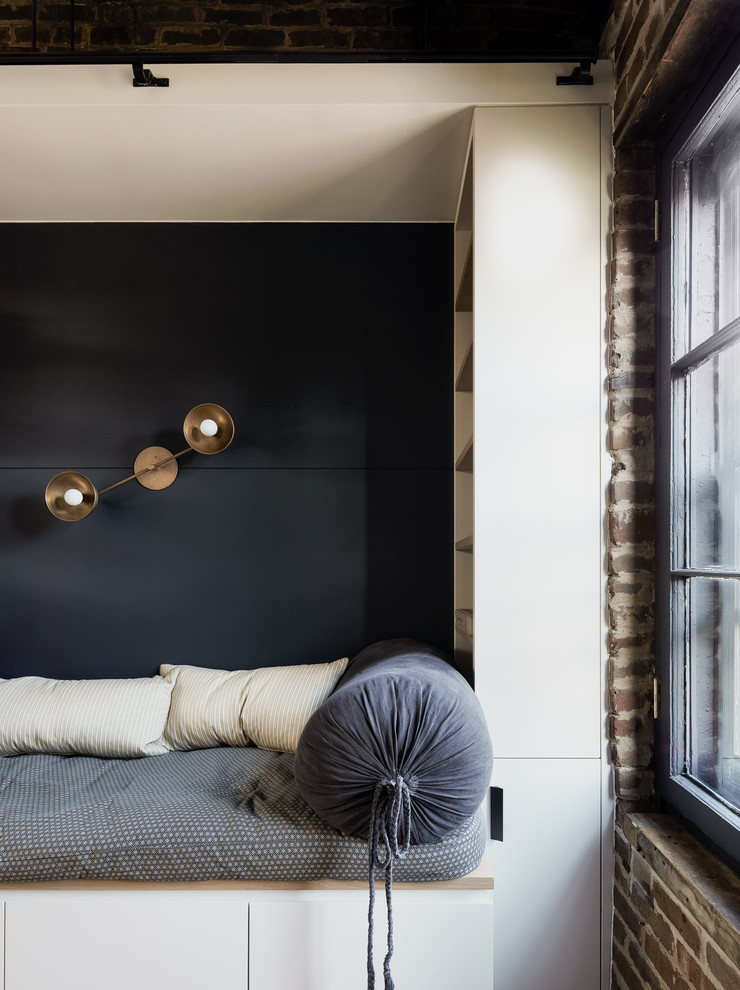 Idéer för mellanstora minimalistiska arbetsrum, med ett bibliotek och blå väggar