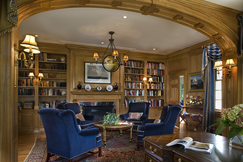 フィラデルフィアにあるトラディショナルスタイルのおしゃれなホームオフィス・書斎 (濃色無垢フローリング、自立型机) の写真