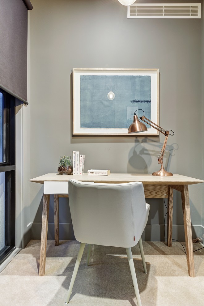 Ejemplo de despacho tradicional renovado con paredes grises, moqueta y escritorio independiente