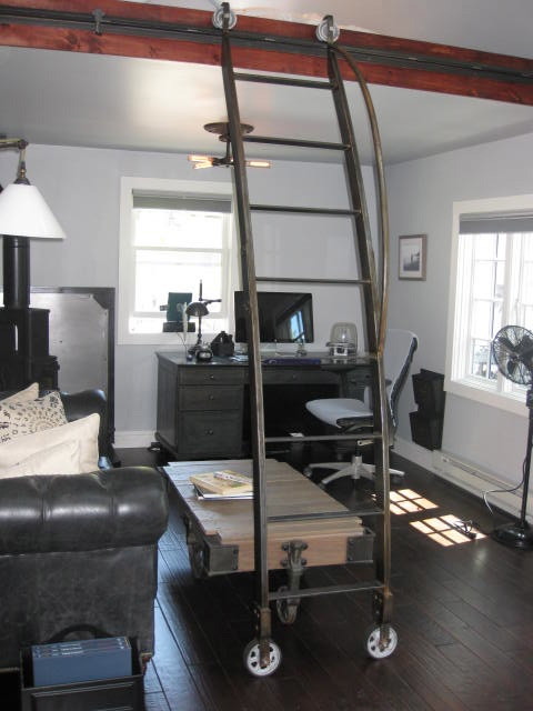 Cette photo montre un bureau tendance de taille moyenne avec un mur gris, parquet foncé, aucune cheminée, un bureau indépendant et un sol marron.