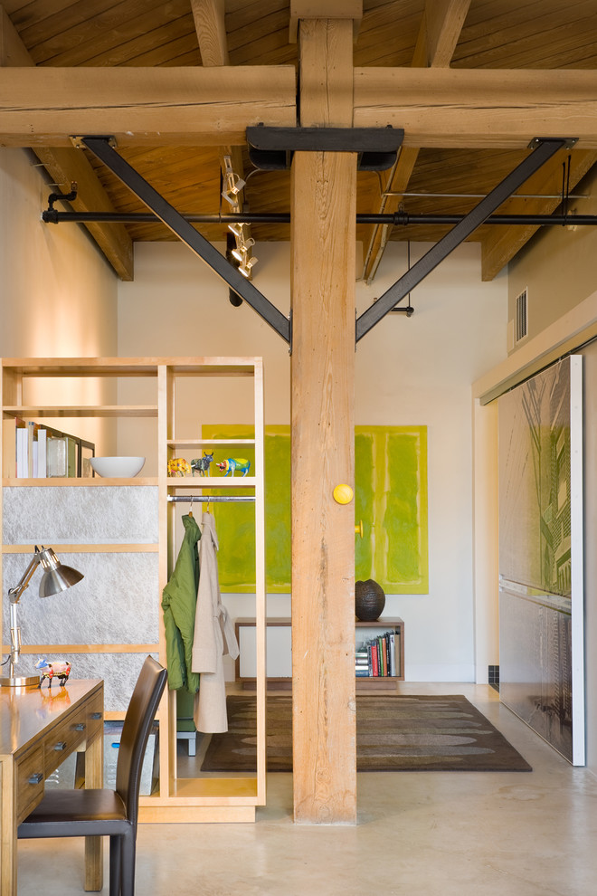 На фото: кабинет в современном стиле с бетонным полом