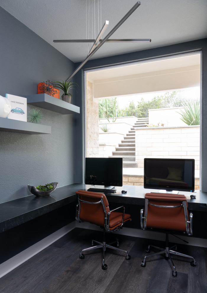 Идея дизайна: кабинет в стиле модернизм с серыми стенами, темным паркетным полом, встроенным рабочим столом и коричневым полом