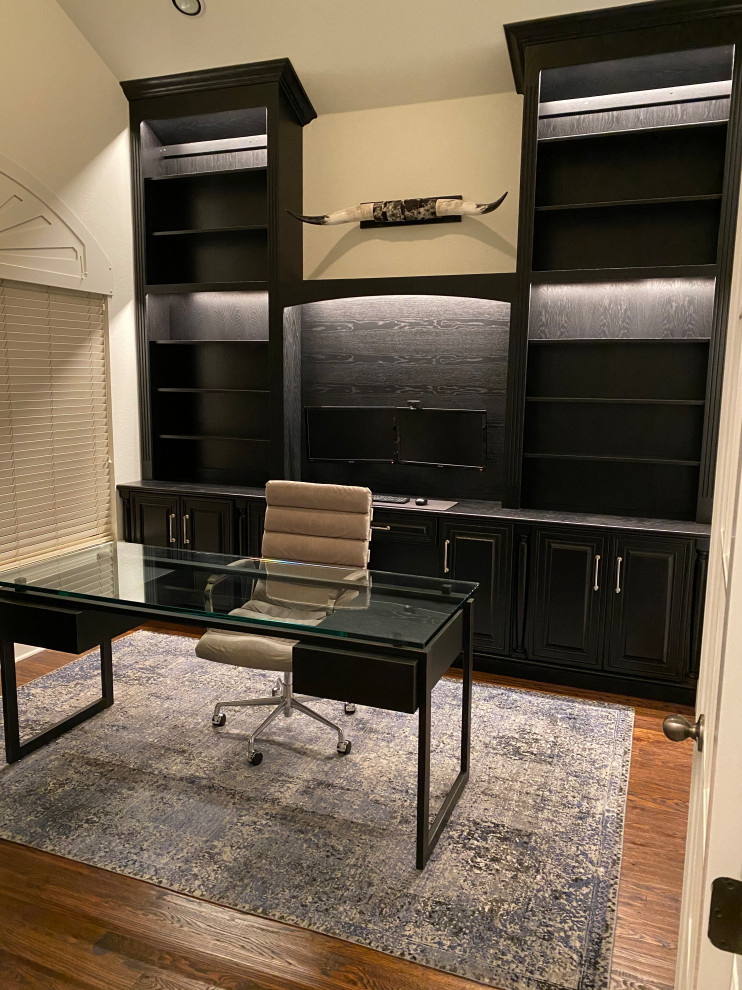 Mittelgroßes Klassisches Arbeitszimmer ohne Kamin mit Studio, weißer Wandfarbe, braunem Holzboden, Einbau-Schreibtisch, braunem Boden und gewölbter Decke in Austin